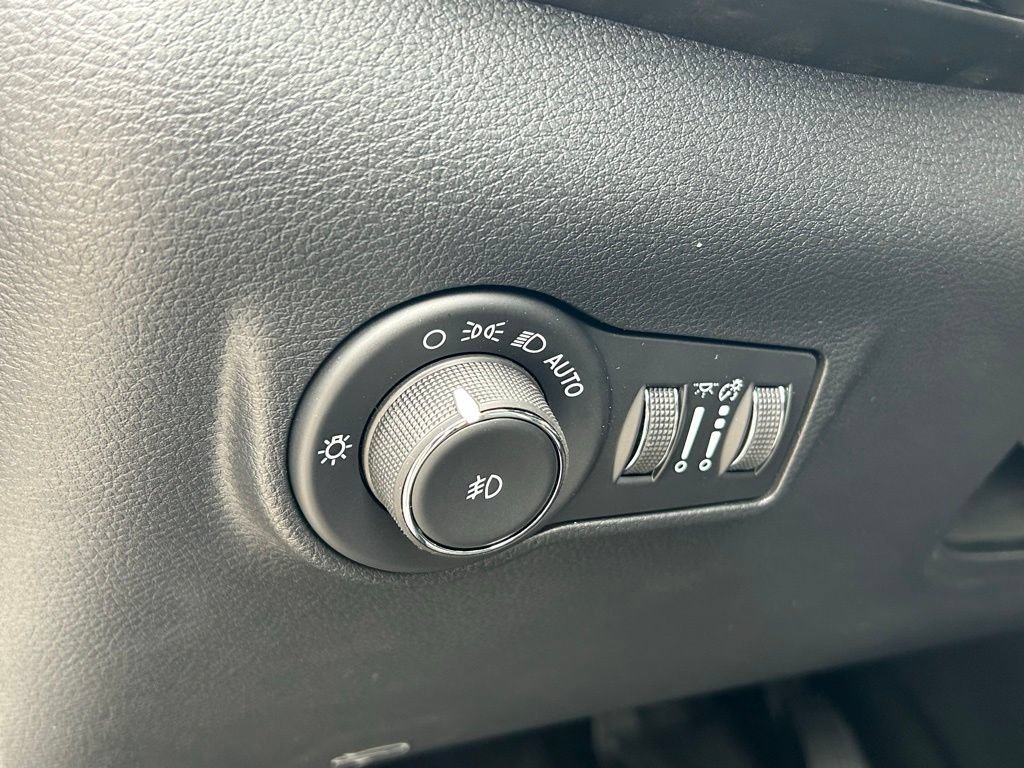 New 2025 Jeep Compass Latitude w/ Sun & Sound Group AWD/4WD image 45