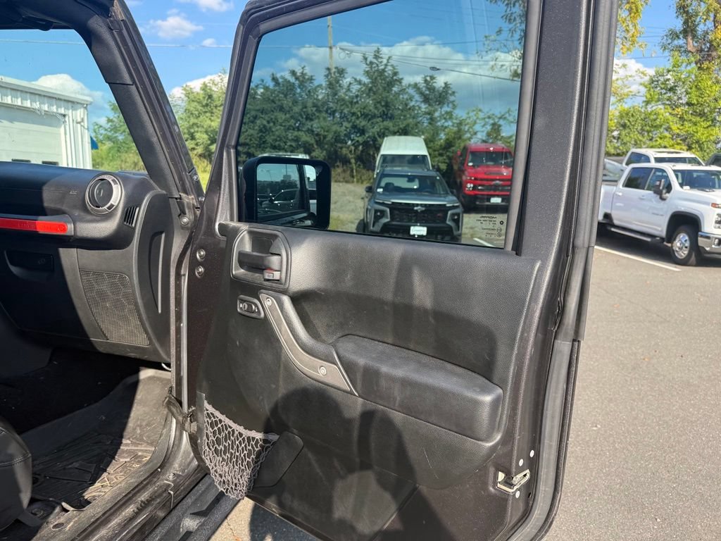 Used 2017 Jeep Wrangler Unlimited Rubicon w/ Connectivity Group AWD/4WD image 36