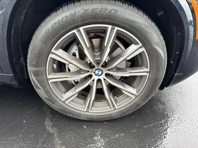 Used 2025 BMW X5 xDrive40i w/ M Sport Package AWD/4WD image 9