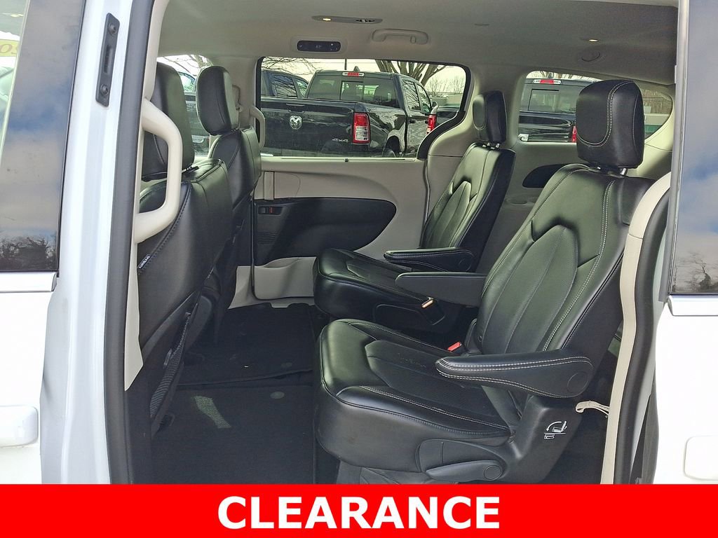 Used 2024 Chrysler Pacifica Touring-L image 11