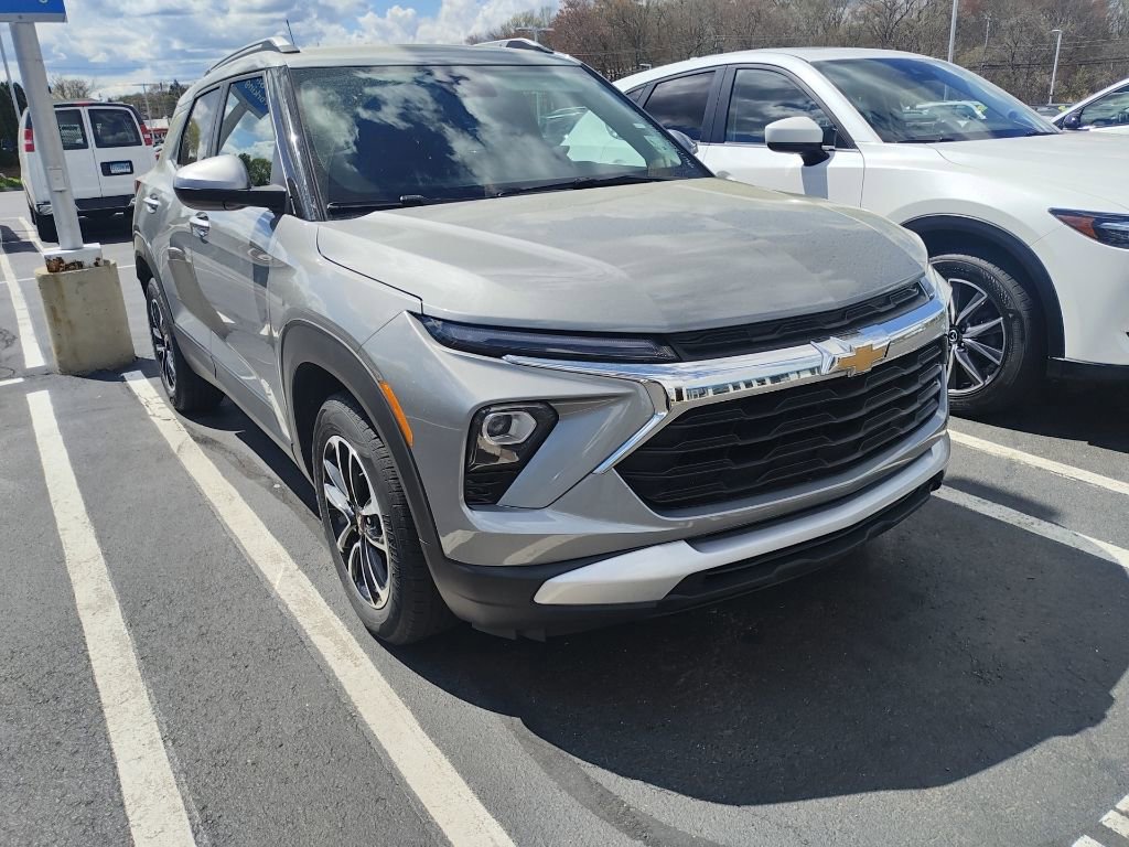 Used 2024 Chevrolet TrailBlazer LT image 2