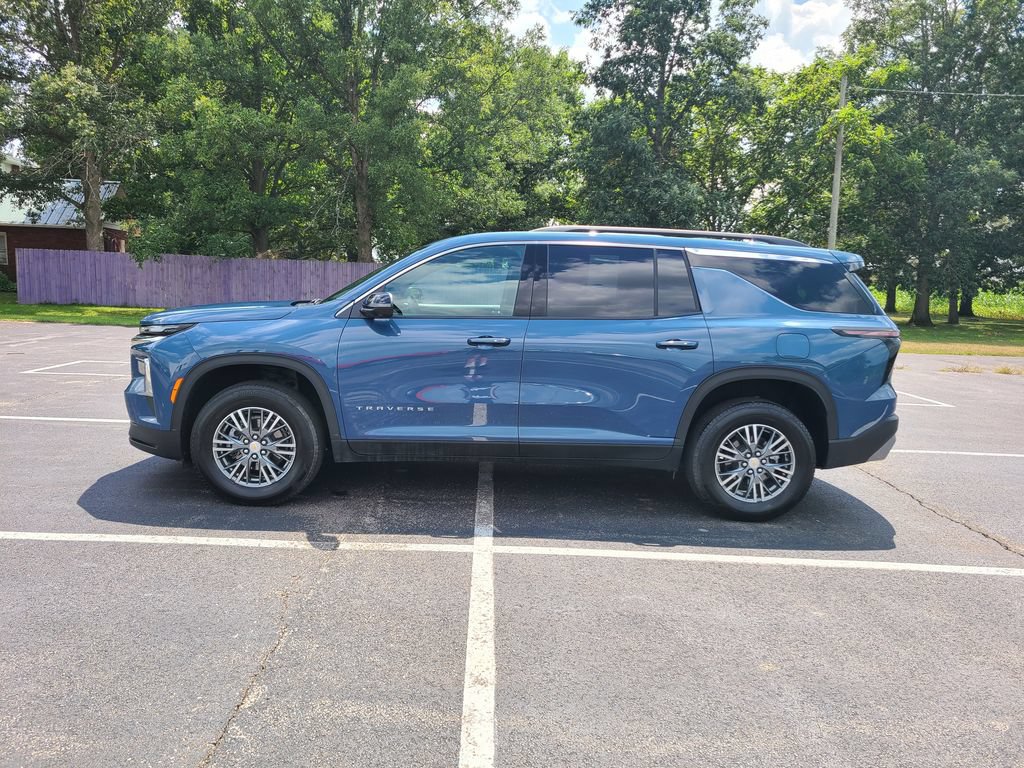Used 2024 Chevrolet Traverse LT FWD image 2