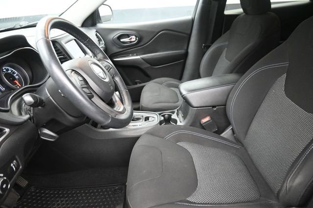 Used 2019 Jeep Cherokee Latitude w/ Cold Weather Group AWD/4WD image 17
