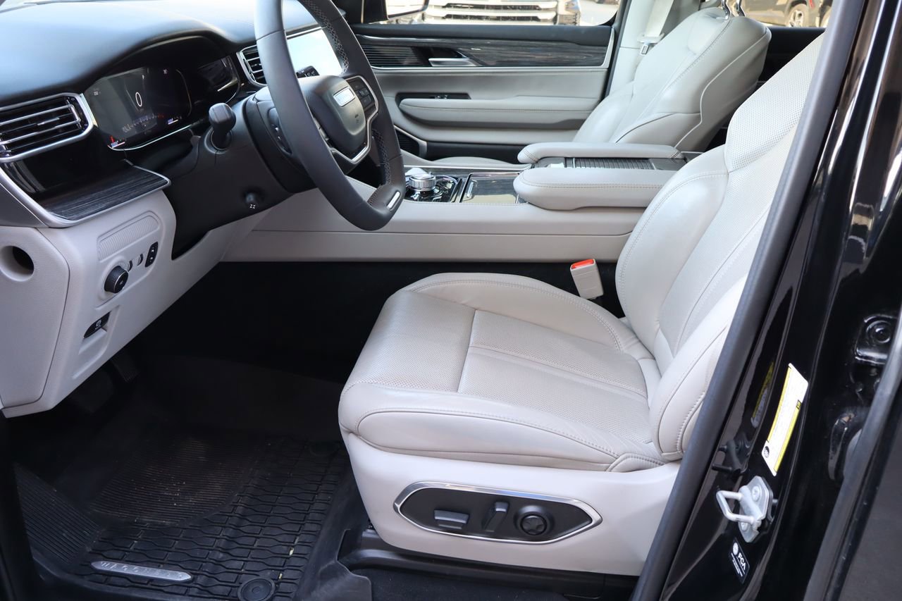 Used 2022 Jeep Wagoneer Series III AWD/4WD image 16