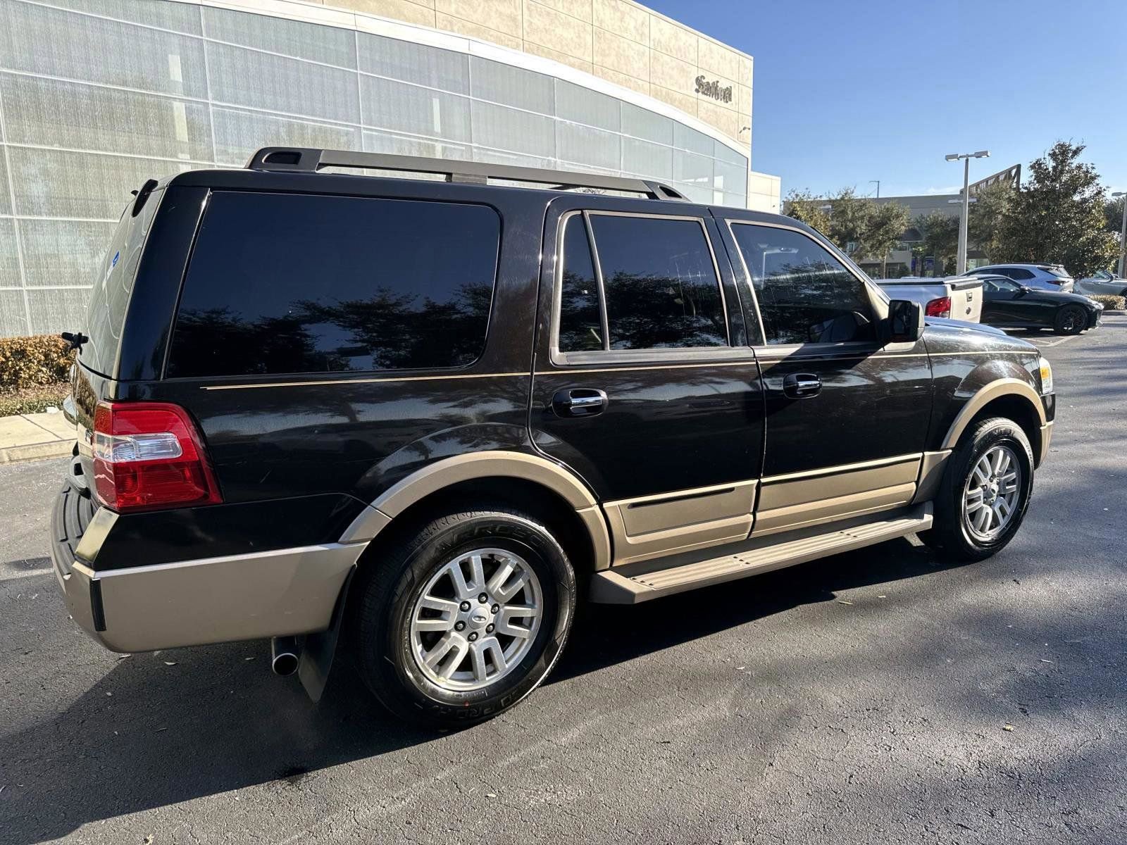 Used 2013 Ford Expedition XLT image 2