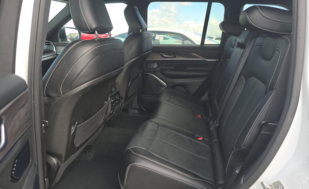 Used 2023 Jeep Grand Cherokee Overland AWD/4WD image 10