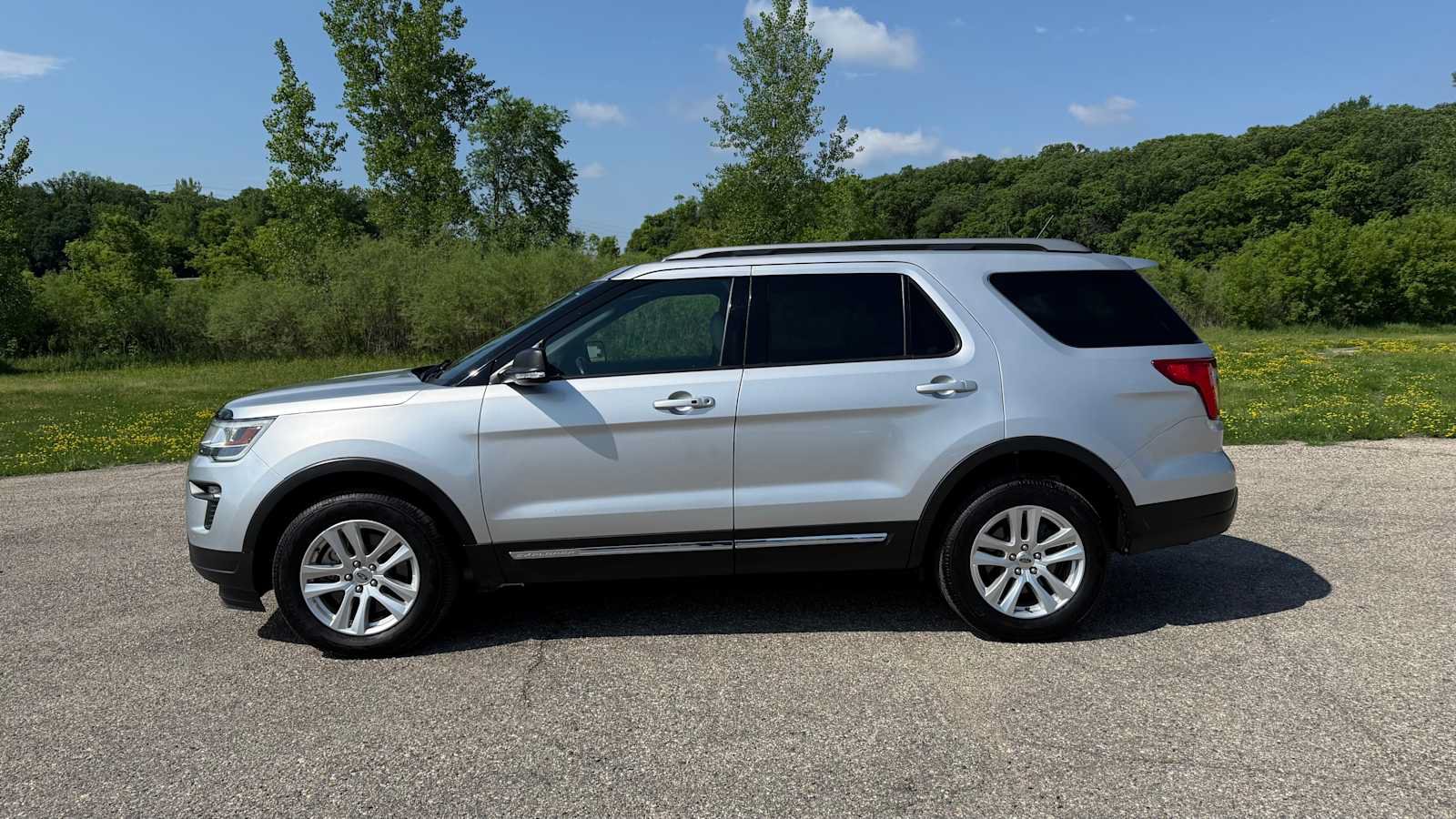 Used 2019 Ford Explorer XLT w/ Equipment Group 202A AWD/4WD image 6