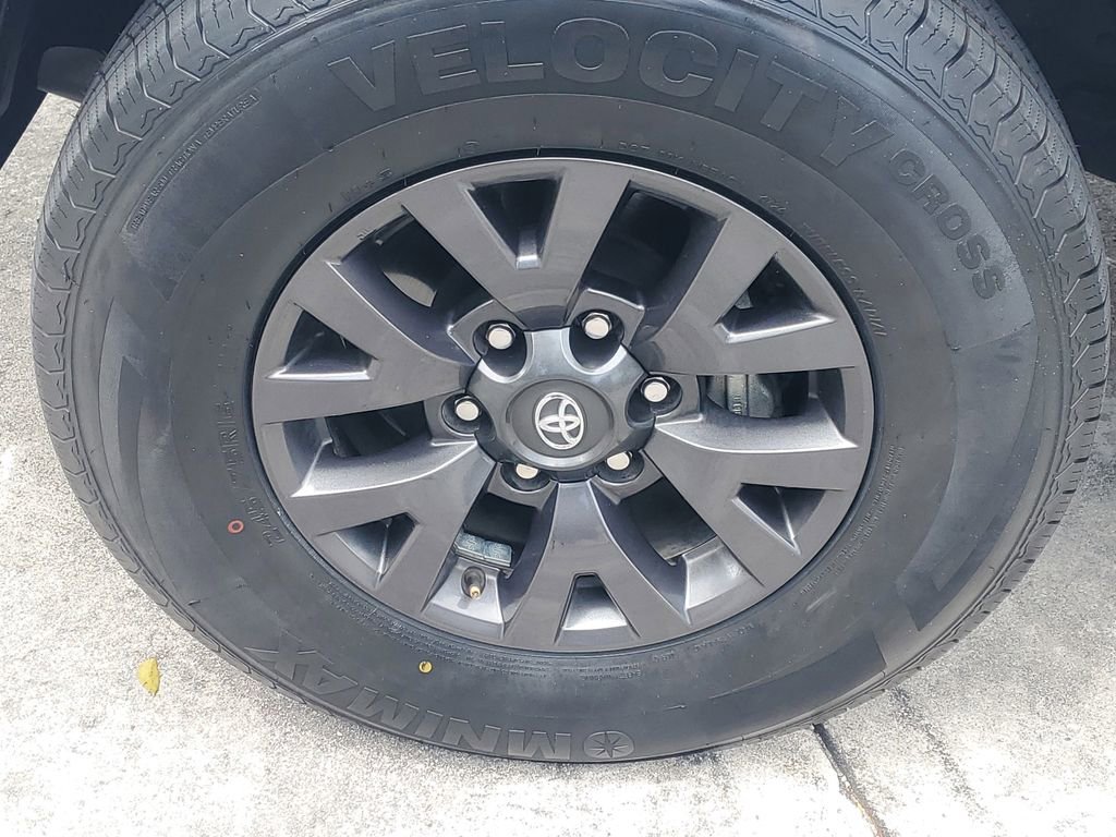 Used 2022 Toyota Tacoma SR5 w/ Technology Package image 4