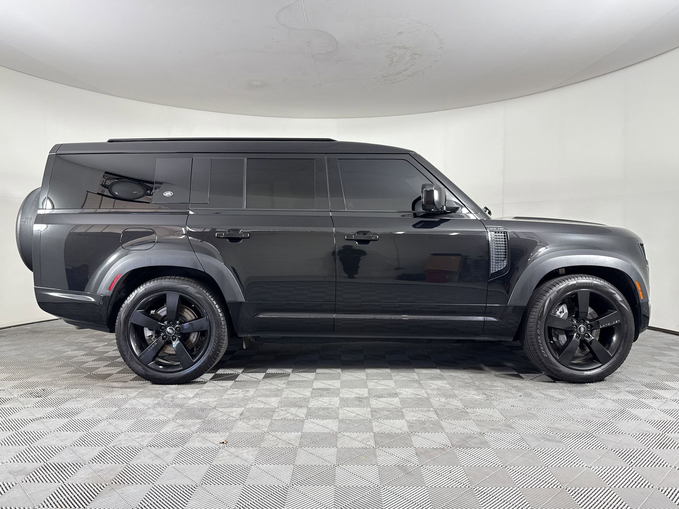 Used 2023 Land Rover Defender 130 X-Dynamic SE image 8