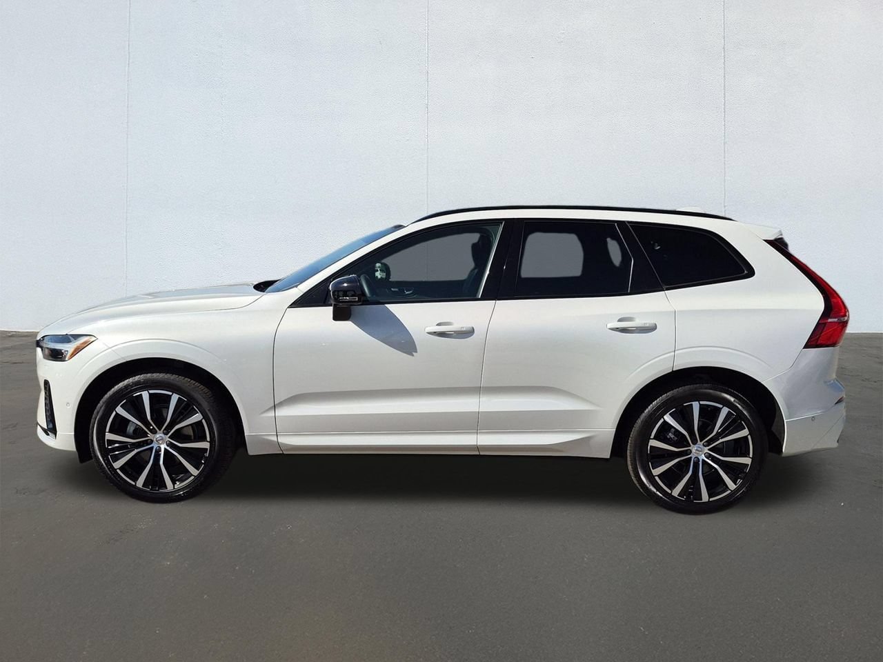 Certified 2024 Volvo XC60 B5 Plus AWD/4WD image 8