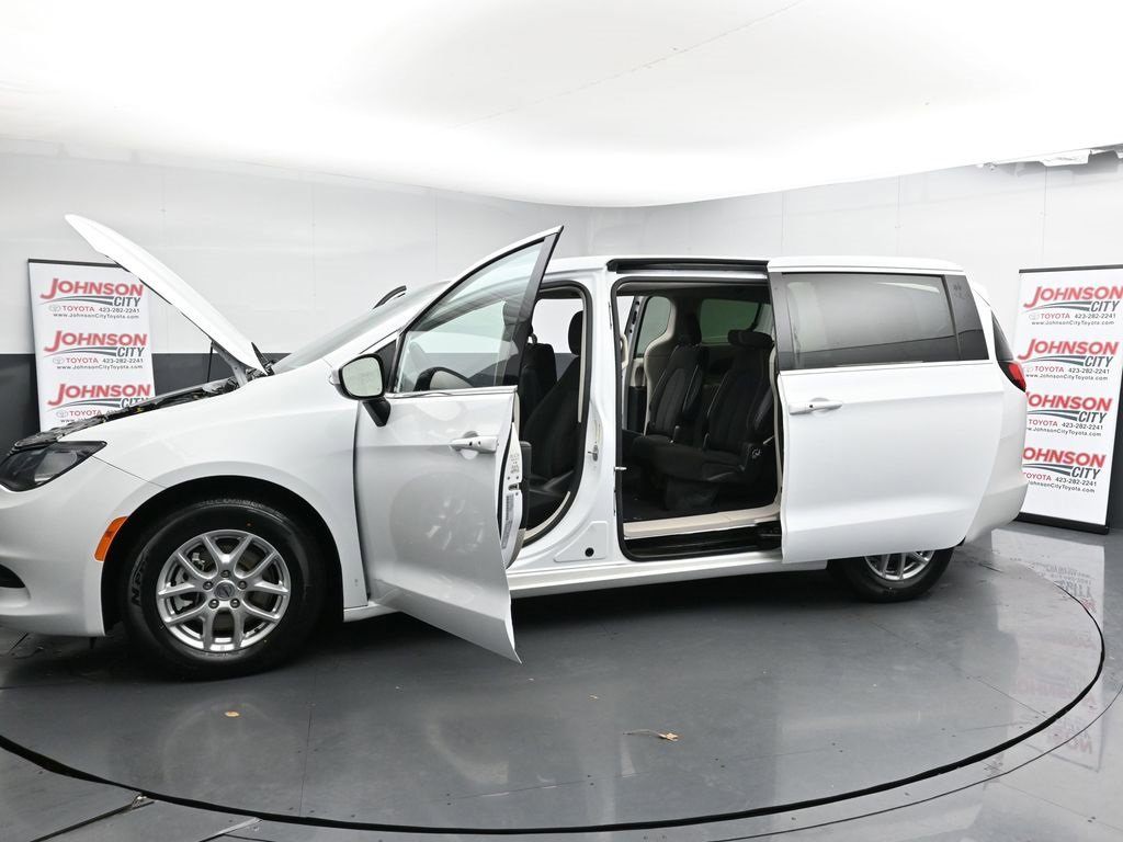Used 2022 Chrysler Voyager LX image 42