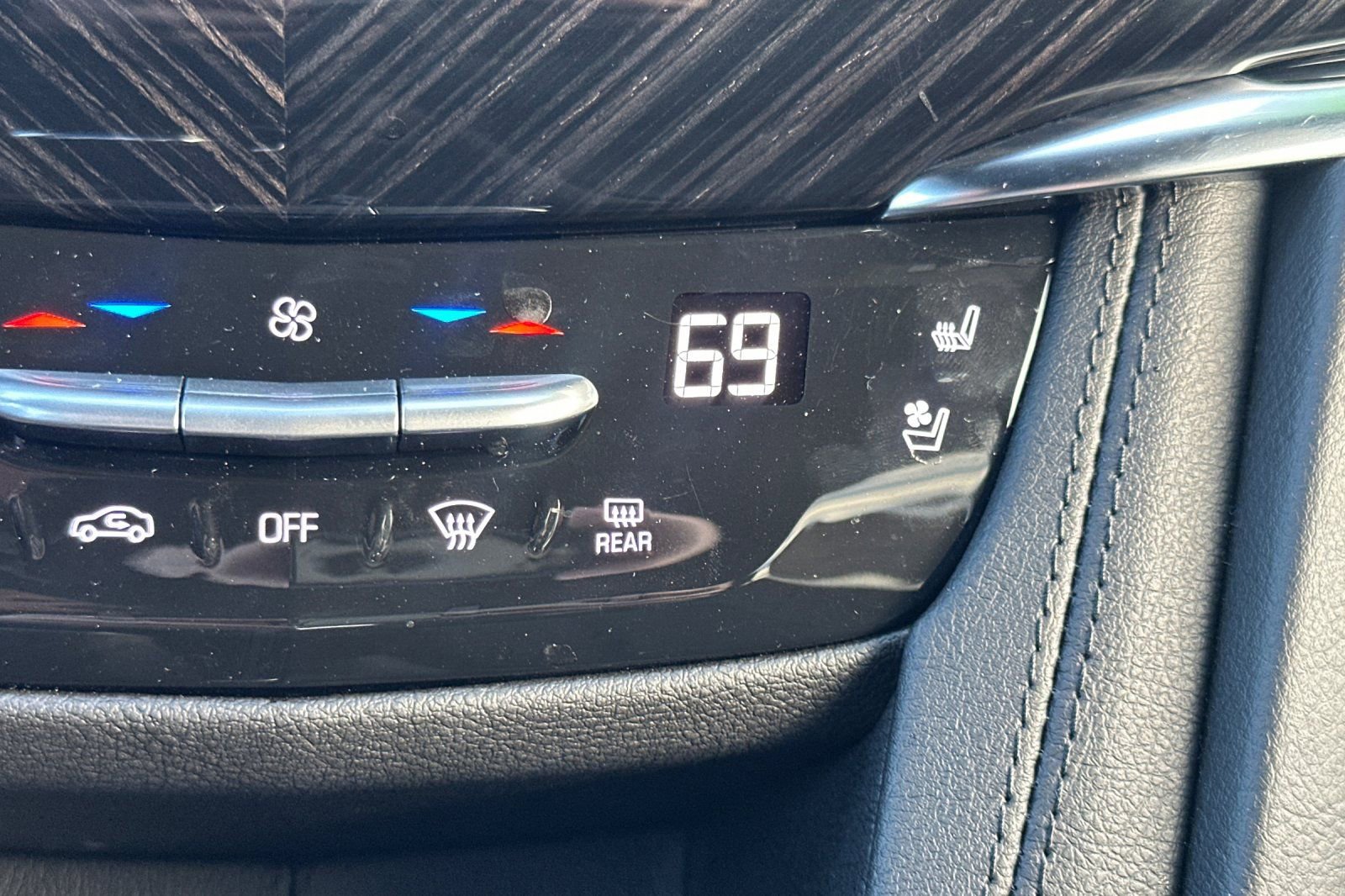 Used 2025 Cadillac XT6 Premium Luxury w/ Technology Package image 31