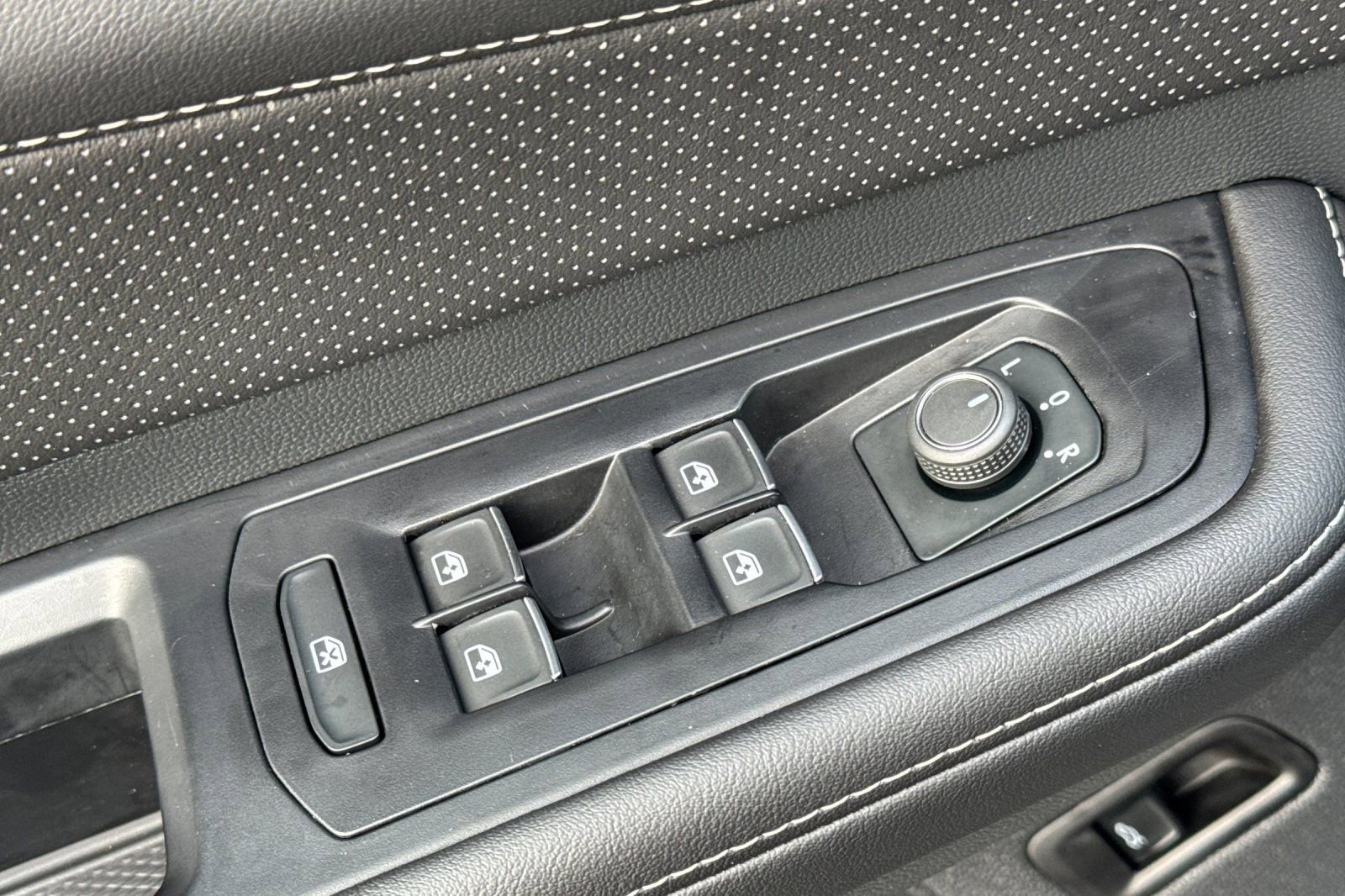 Used 2025 Volkswagen Atlas SE image 11