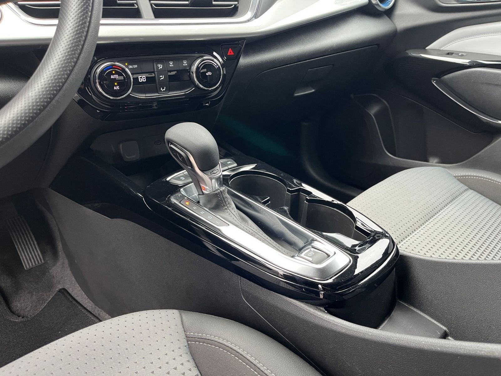 Used 2025 Chevrolet Trax LT FWD image 40