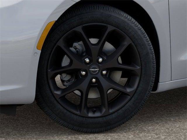 New 2026 Chrysler Pacifica Limited w/ Uconnect Theater Family Group image 8