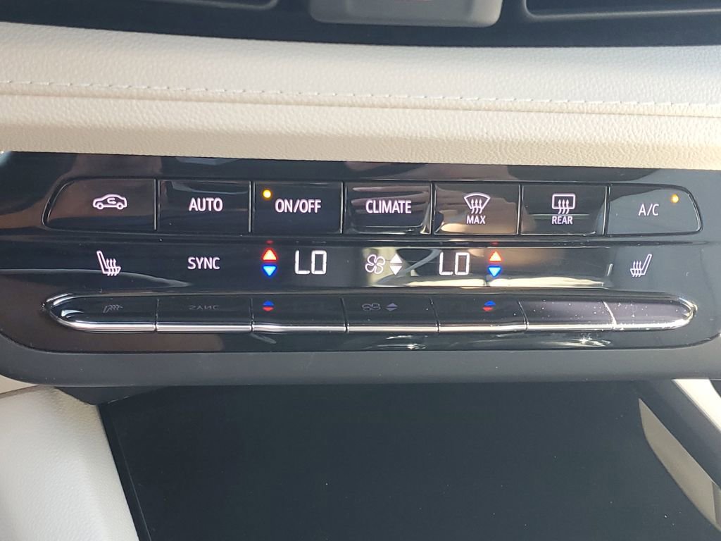 Used 2022 Buick Envision Essence w/ Technology Package I AWD/4WD image 28