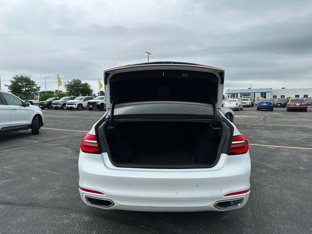Used 2018 BMW 740i xDrive image 9
