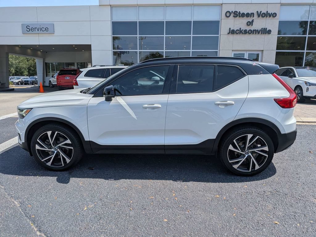 Used 2020 Volvo XC40 T4 R-Design FWD image 3