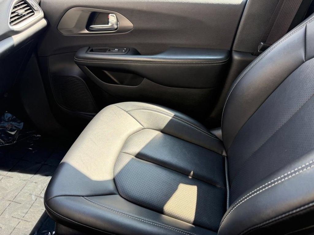 Used 2025 Chrysler Pacifica Select FWD image 27