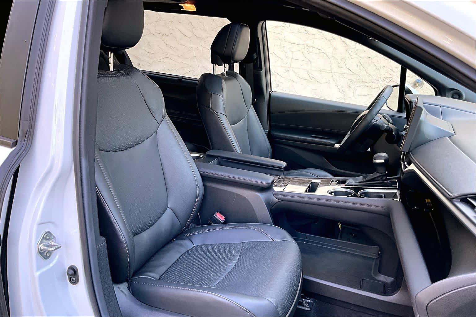 Used 2025 Toyota Sienna Platinum FWD image 9