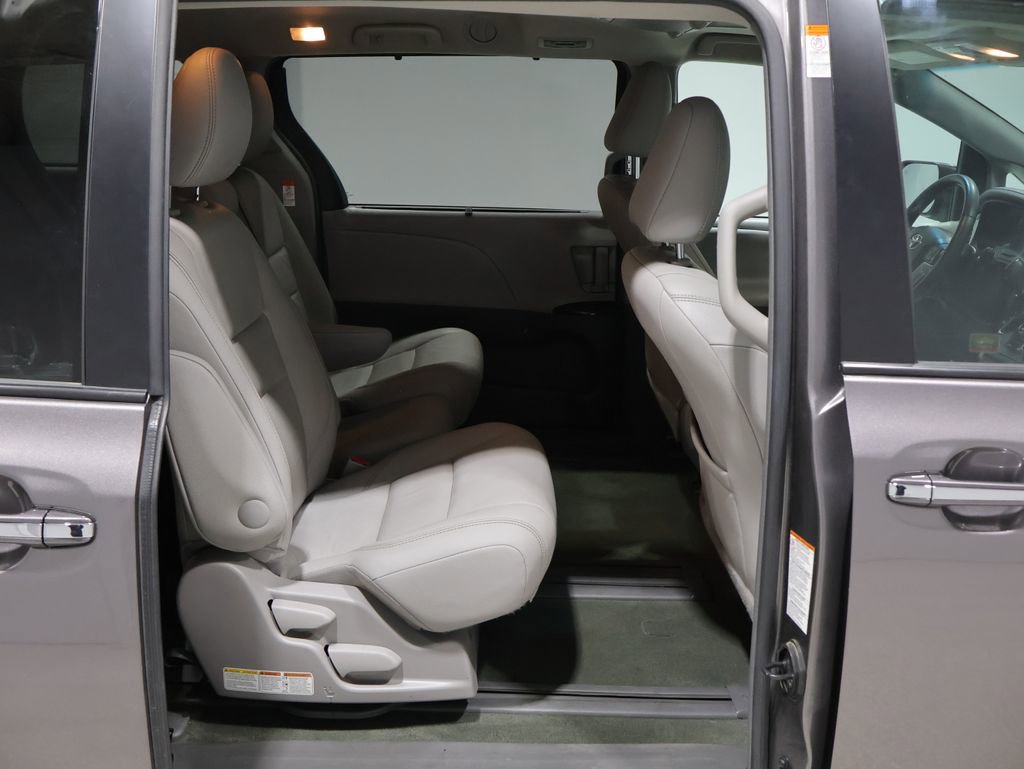 Used 2017 Toyota Sienna XLE image 23