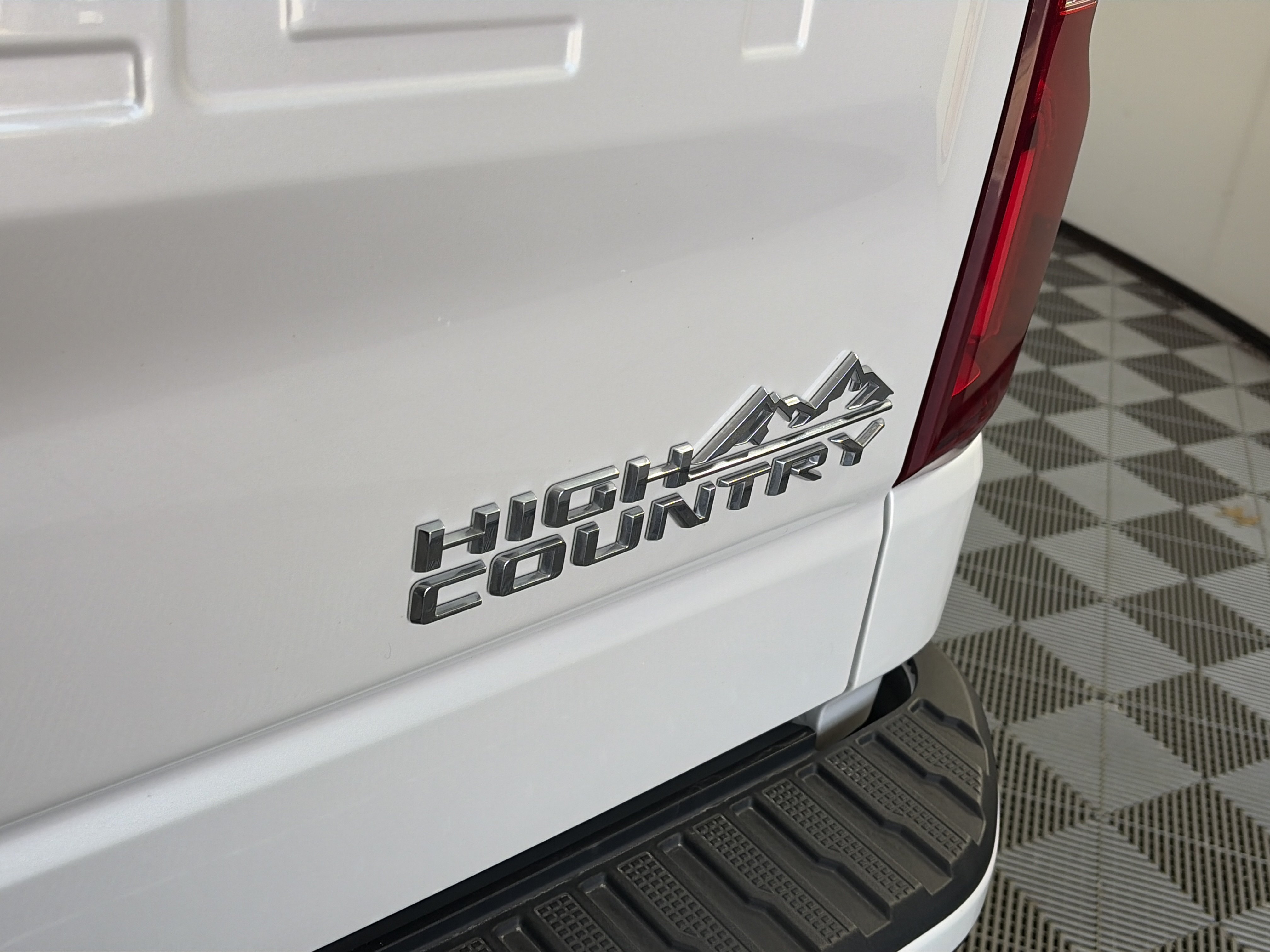 Used 2024 Chevrolet Silverado 1500 High Country w/ High Country Premium Package AWD/4WD image 16