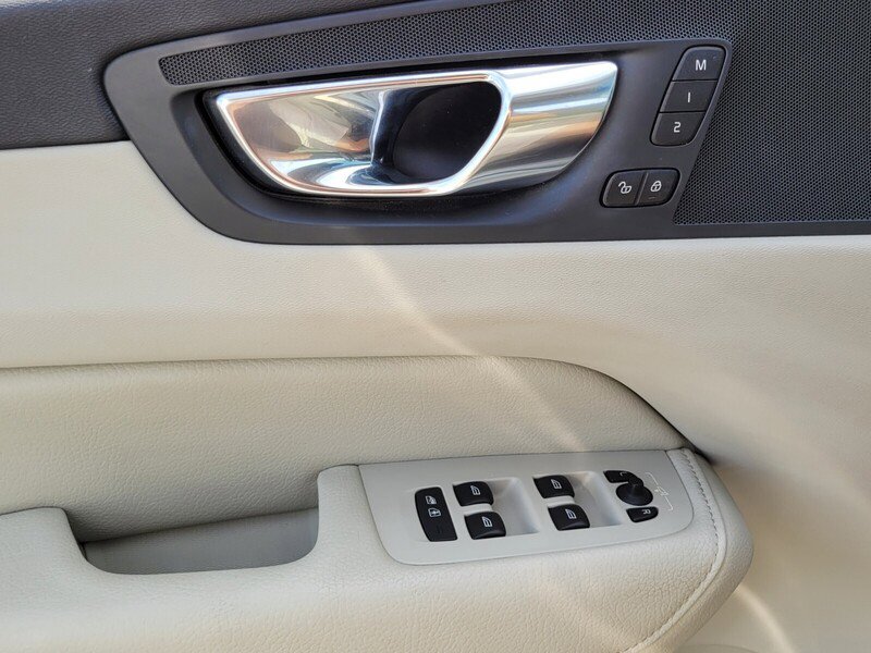 Used 2020 Volvo XC60 T6 Momentum w/ Protection Package image 29