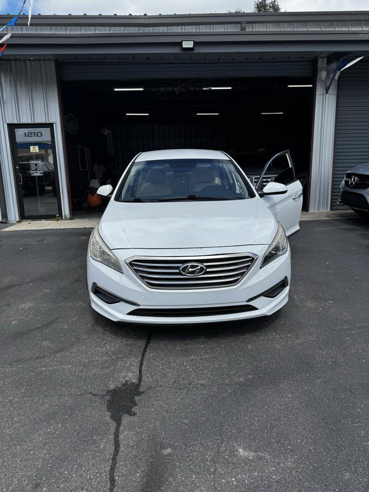 Used 2015 Hyundai Sonata SE FWD image 2