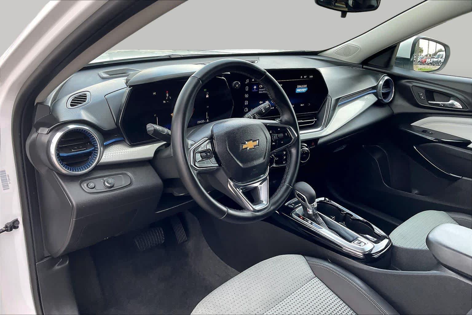 Used 2025 Chevrolet Trax LT w/ LT Convenience Package FWD image 17