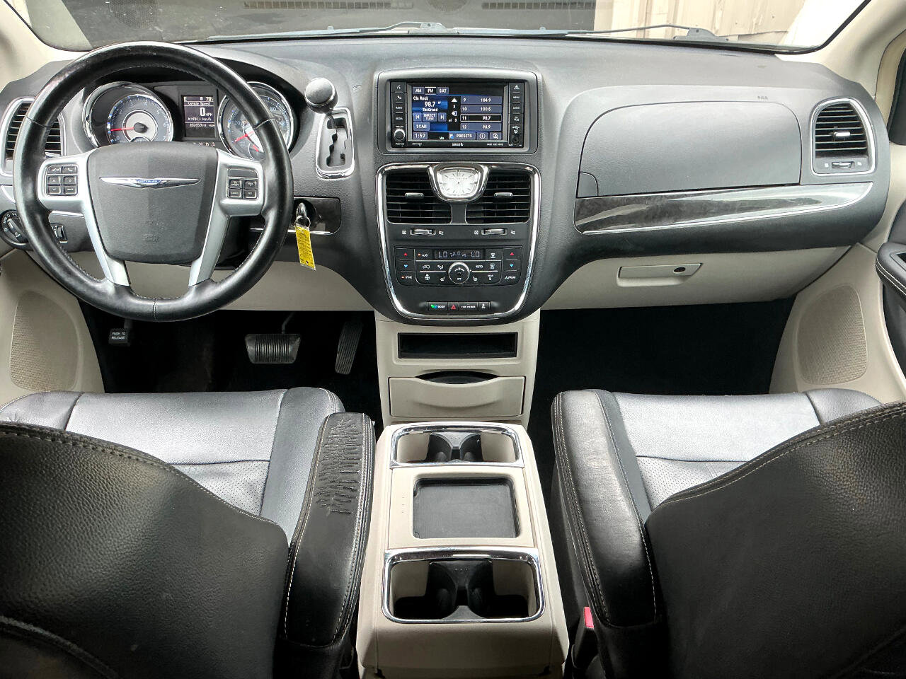 Used 2013 Chrysler Town & Country Touring-L w/ Driver Convenience Group image 17