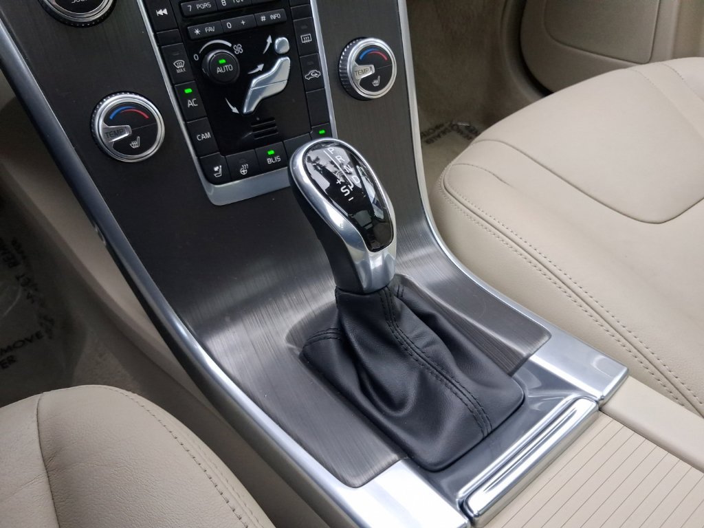 Used 2015 Volvo XC60 T6 AWD/4WD image 22