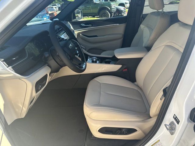 New 2025 Jeep Grand Cherokee Limited w/ Black Appearance Package image 9