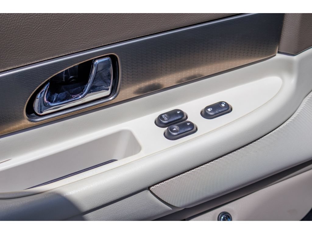 Used 2005 Ford Thunderbird 50th Anniversary RWD image 17