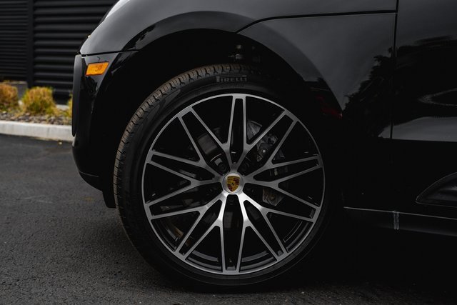 Used 2024 Porsche Macan w/ Premium Plus Package image 8