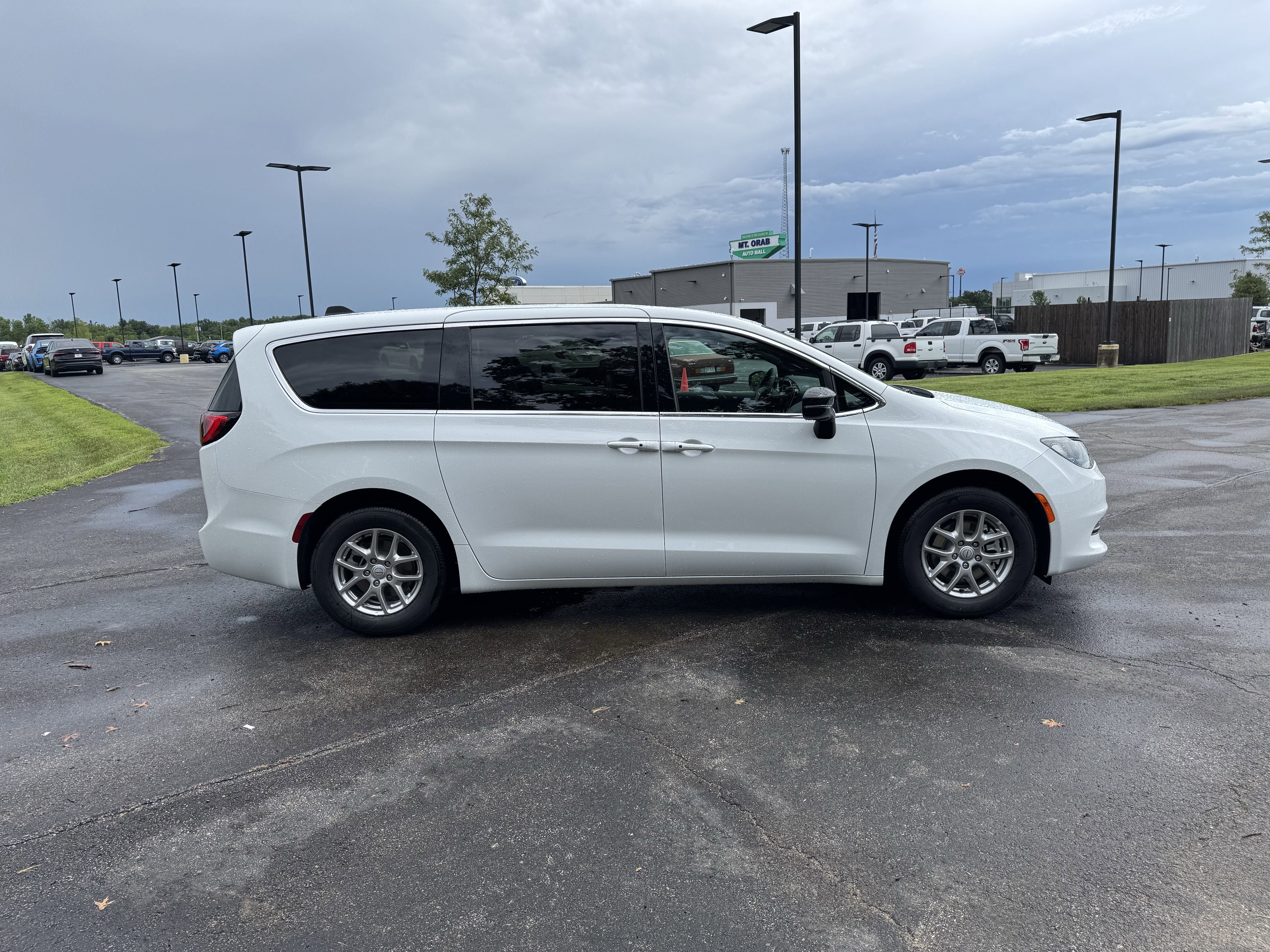 New 2025 Chrysler Voyager LX image 5