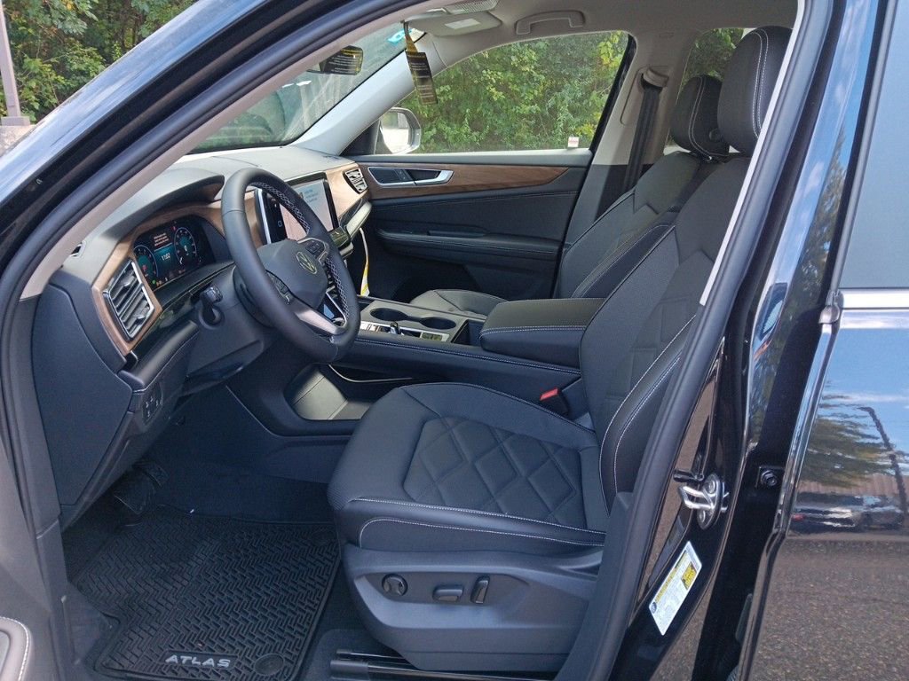 Used 2025 Volkswagen Atlas SE image 10