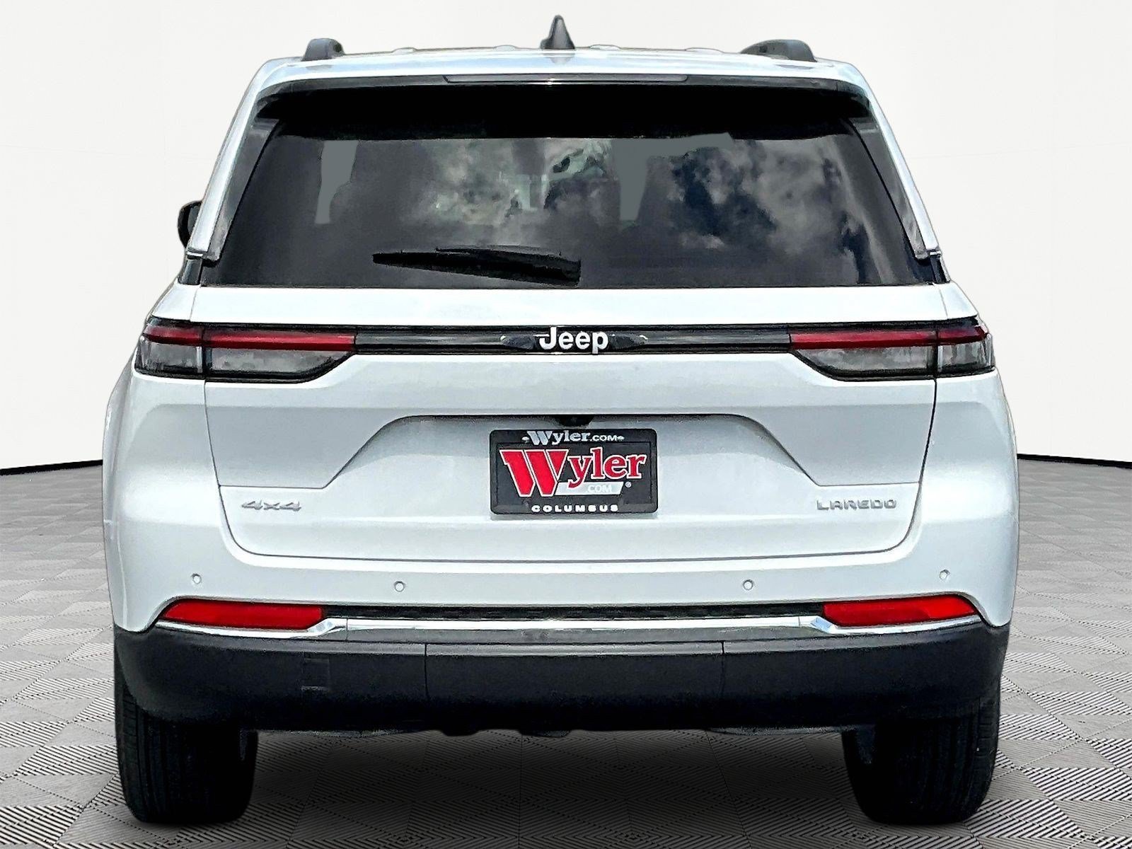 Used 2024 Jeep Grand Cherokee Laredo X w/ Luxury Tech Group I AWD/4WD image 5