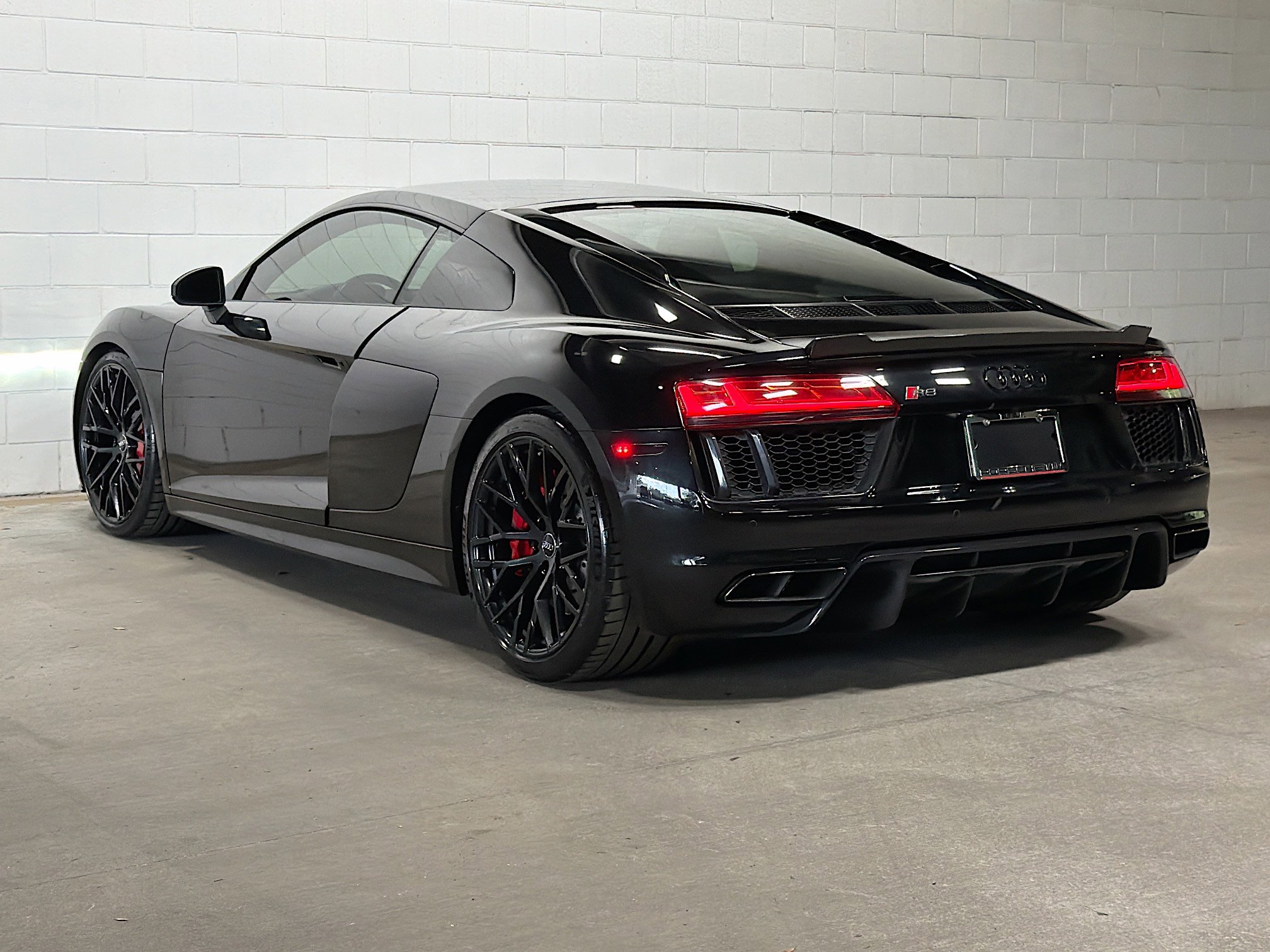 Used 2018 Audi R8 V10 w/ Premium Package RWD image 3