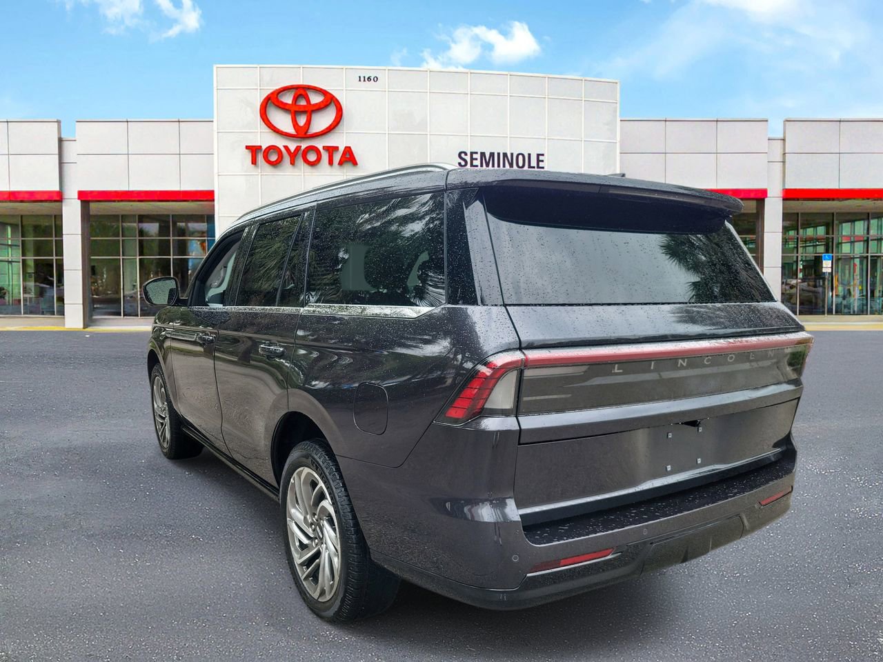 Used 2026 Lincoln Navigator Reserve AWD/4WD image 4