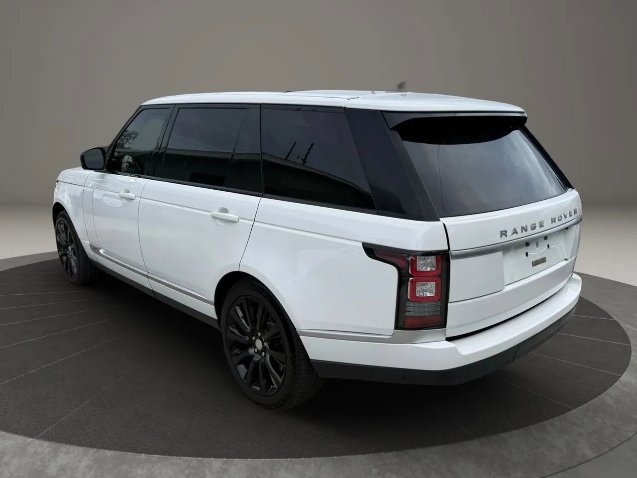 Used 2017 Land Rover Range Rover Long Wheelbase Supercharged image 3