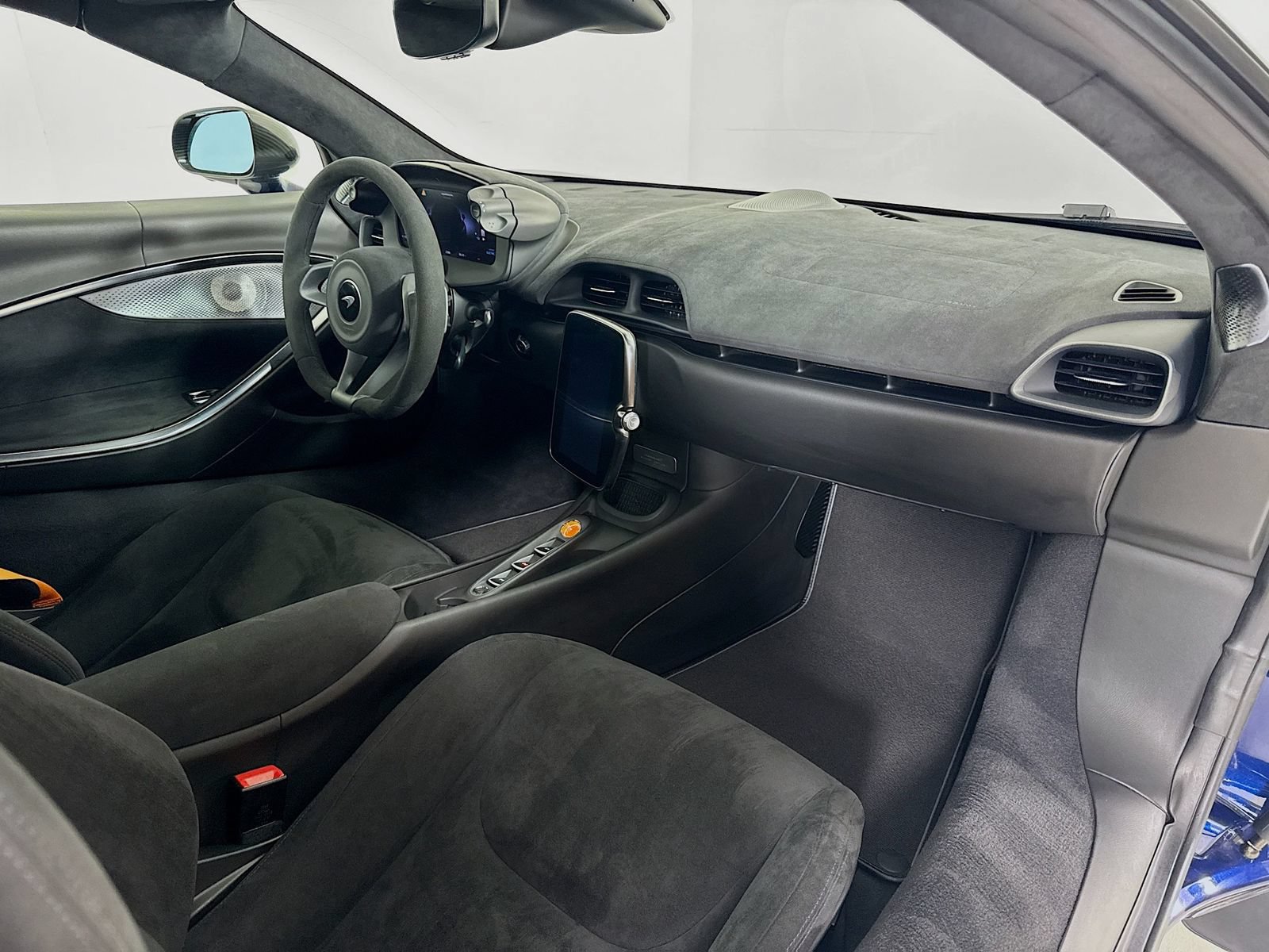 Used 2025 McLaren Artura Spider RWD image 22