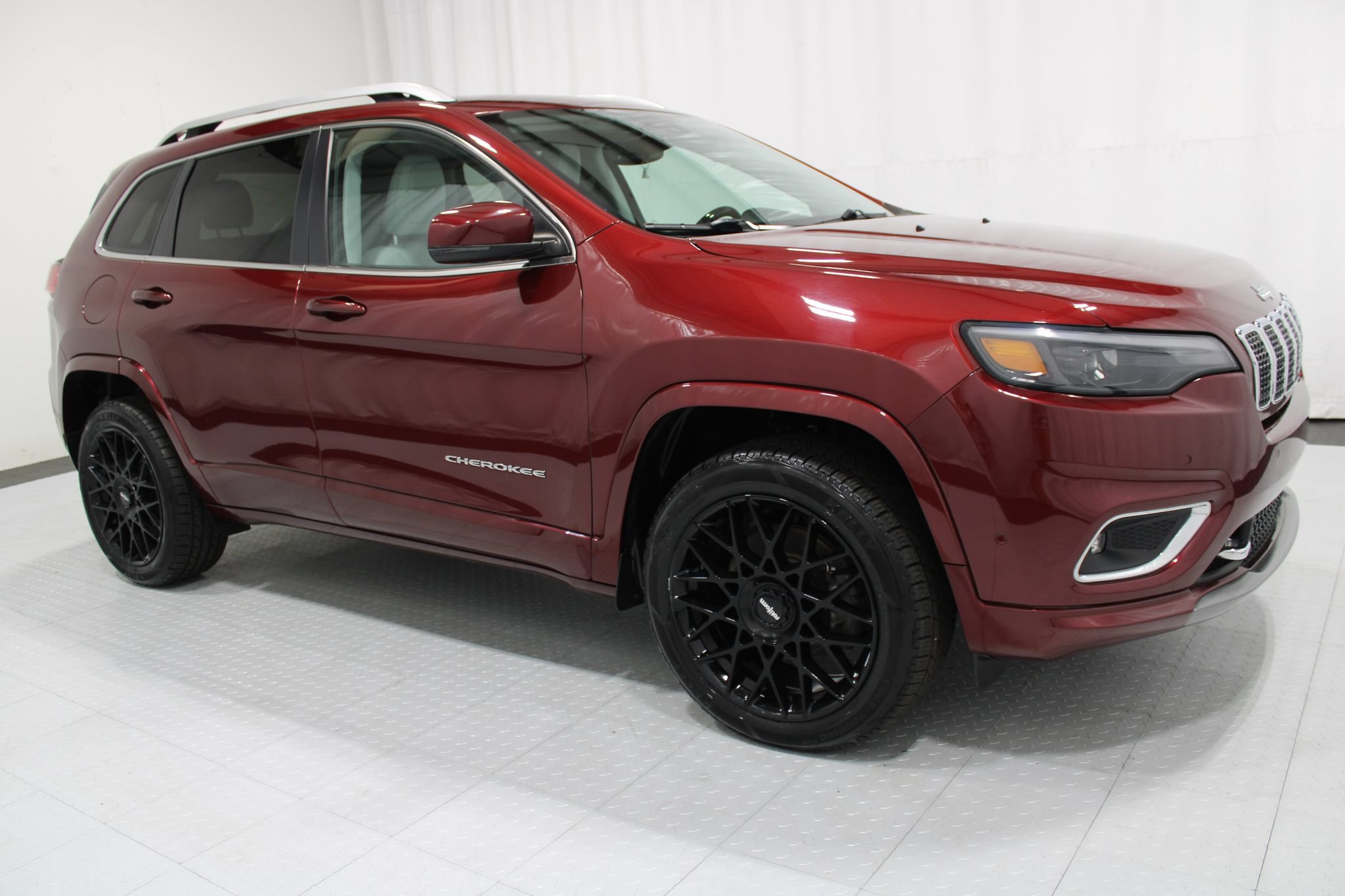Used 2019 Jeep Cherokee Overland w/ Technology Group AWD/4WD image 4