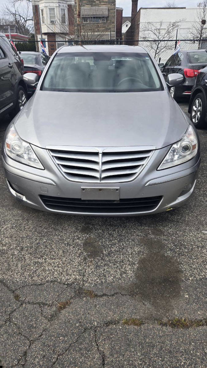 Used 2009 Hyundai Genesis 3.8 w/ Technology Pkg 4 RWD image 3