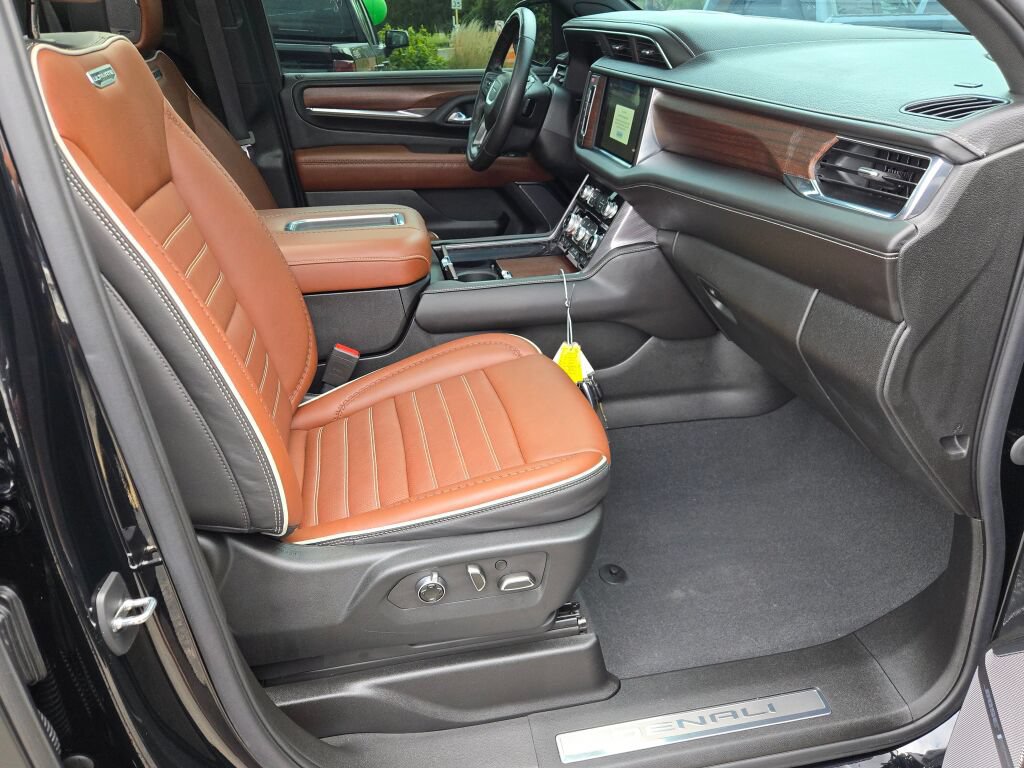 Used 2023 GMC Yukon Denali Ultimate AWD/4WD image 10