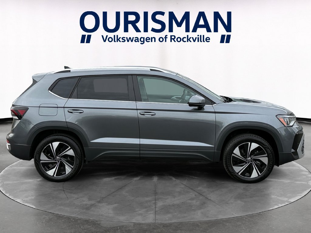 Used 2025 Volkswagen Taos SE w/ Panoramic Sunroof Package AWD/4WD image 7