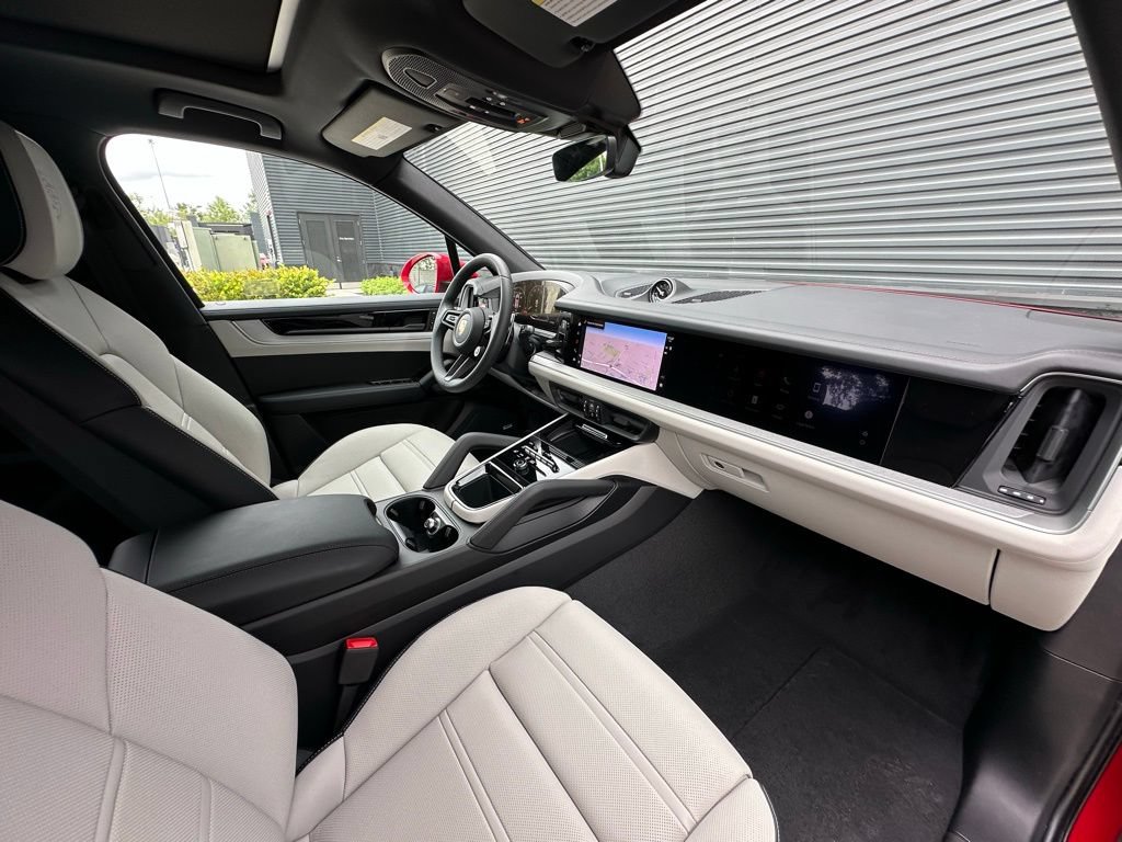 Certified 2025 Porsche Cayenne E-Hybrid AWD/4WD image 40