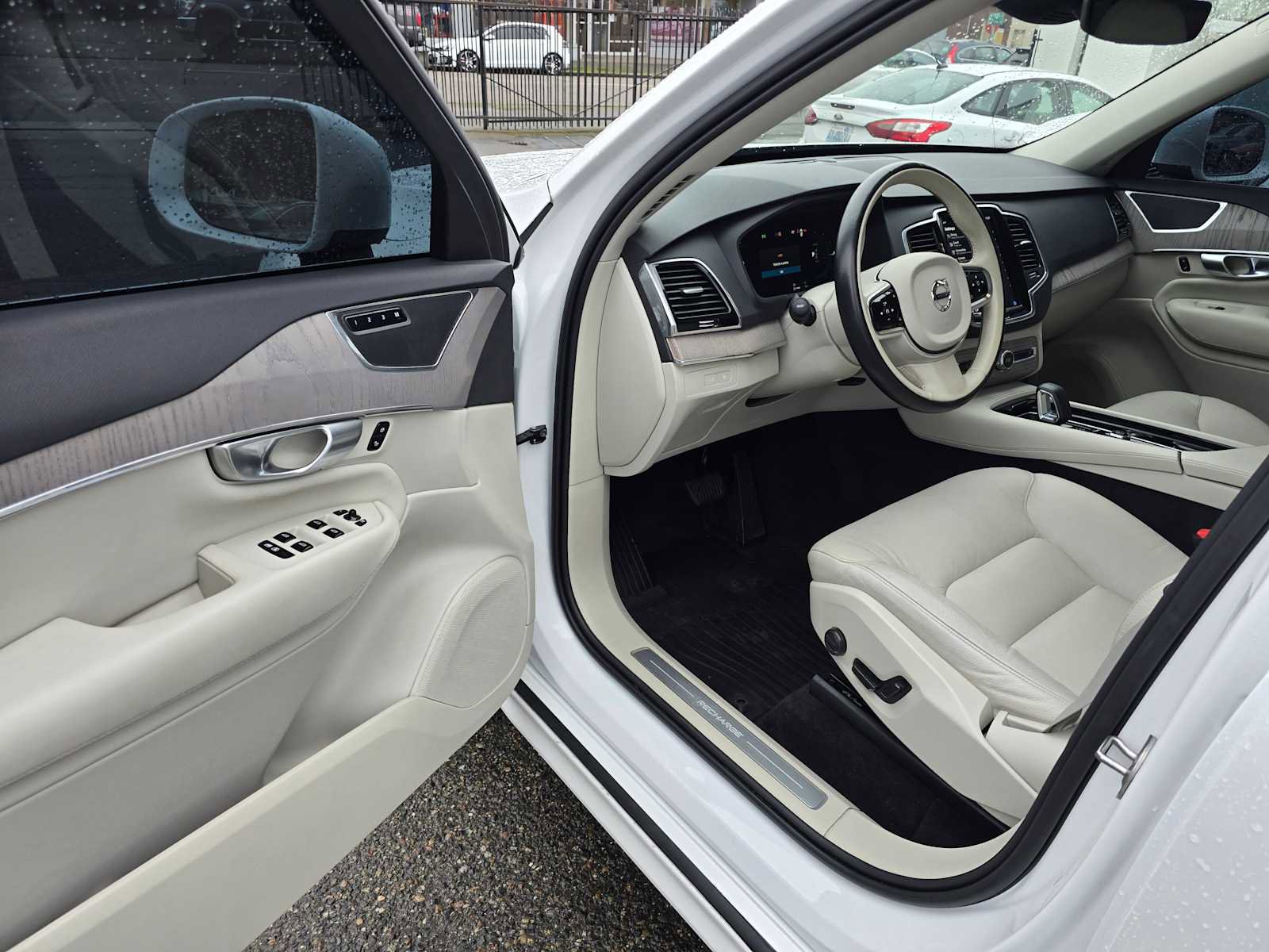 Certified 2024 Volvo XC90 T8 Plus w/ Protection Package Premier image 21