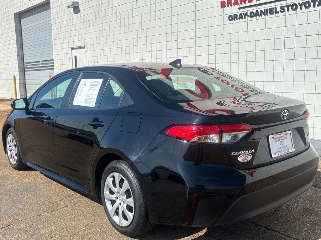 Used 2023 Toyota Corolla LE image 3