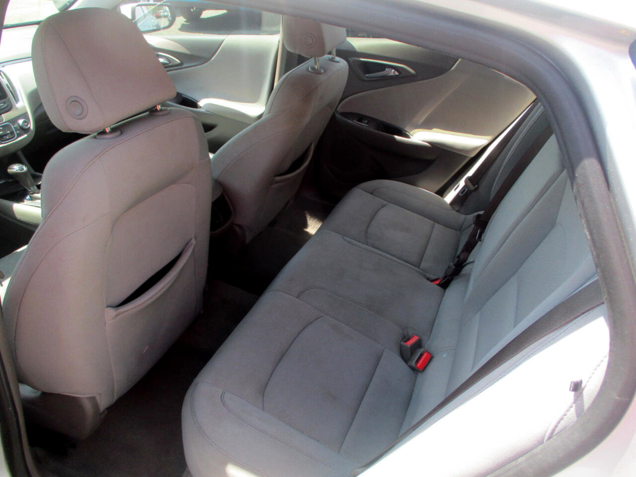 Used 2018 Chevrolet Malibu LT w/ Driver Confidence Package image 9