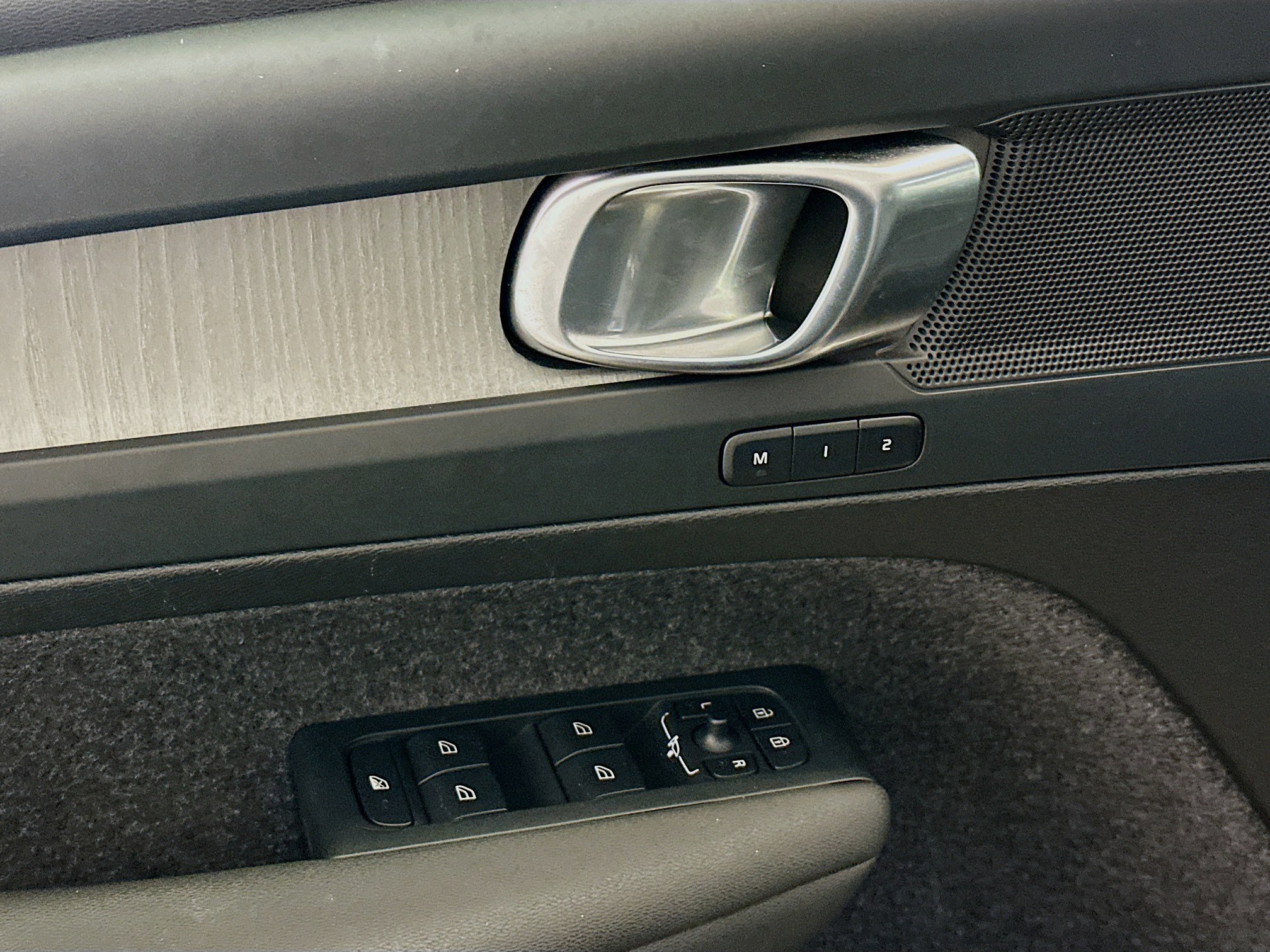 Used 2025 Volvo XC40 B5 Plus image 15